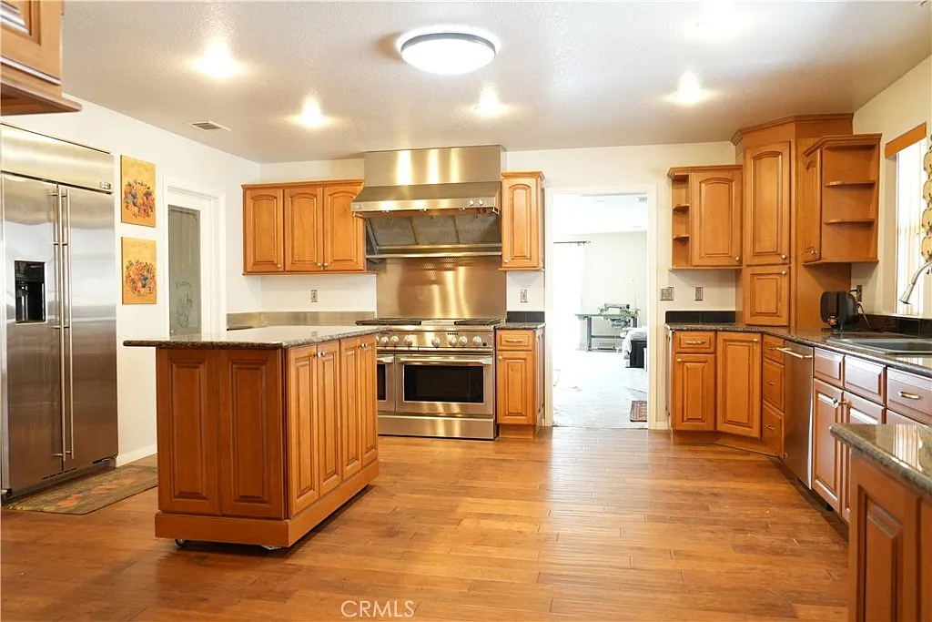 4 bed, 2.5 bath, 3687 sqft, $800 — Photo 2