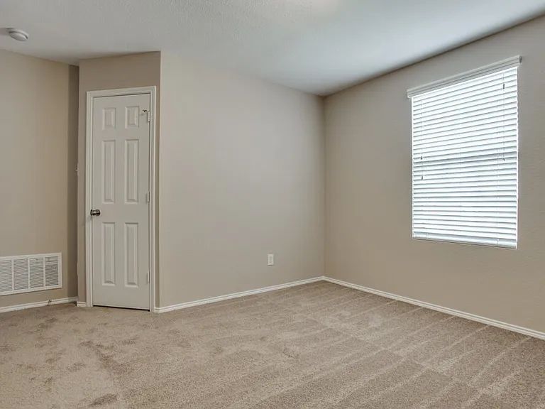 698 Austin Ln — Photo 12