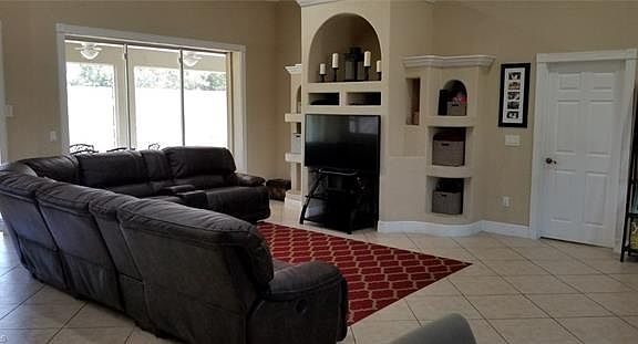 3rd image of 910 Willard Ave