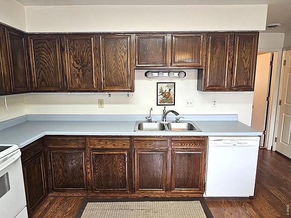 5th image of 821 Park St