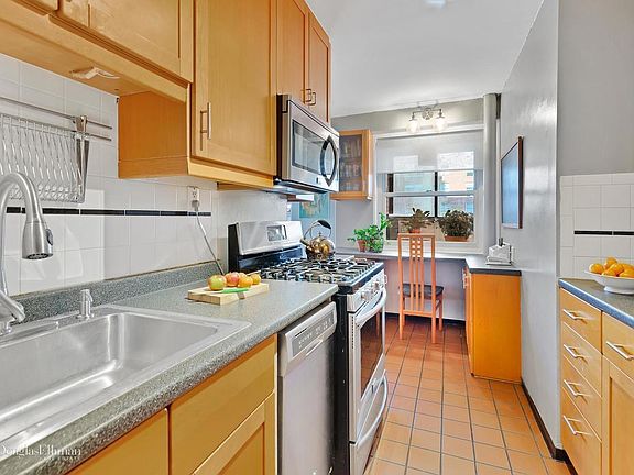 3rd image of 80 La Salle St APT 10A