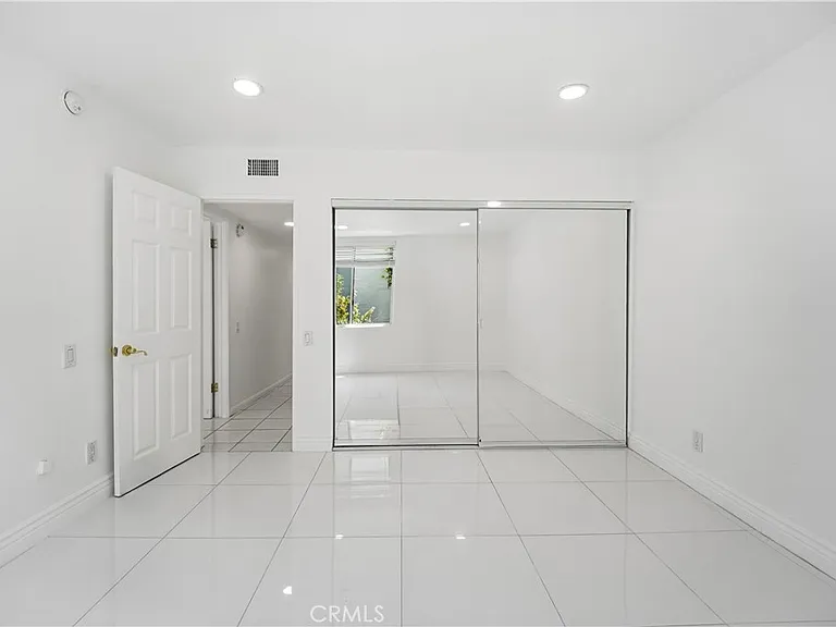 5301 Balboa Blvd #F7 — Photo 23