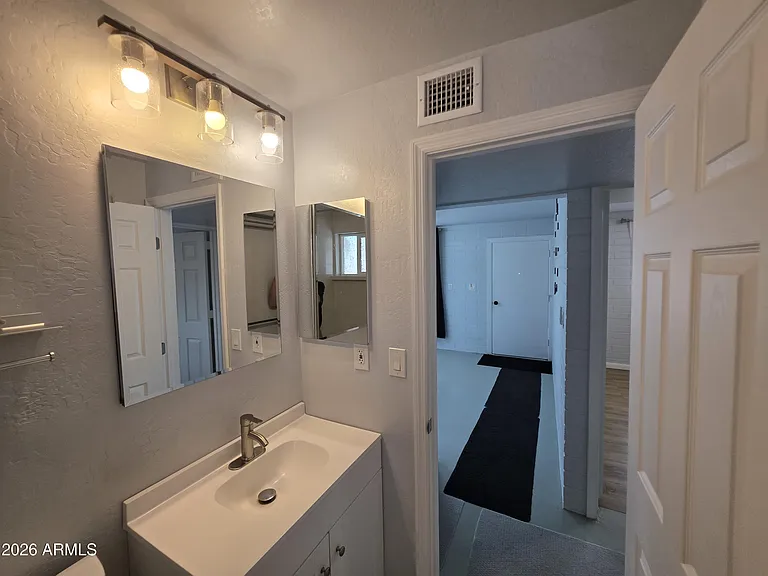 574 S Park St #B — Photo 13