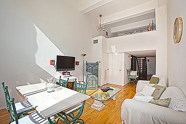 Sold by Domus Realty | media 22