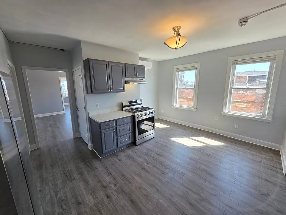  228 Atwells Ave 3rdflr 3b/1b Renovated! Greatlocale! Spacious! Prkg!