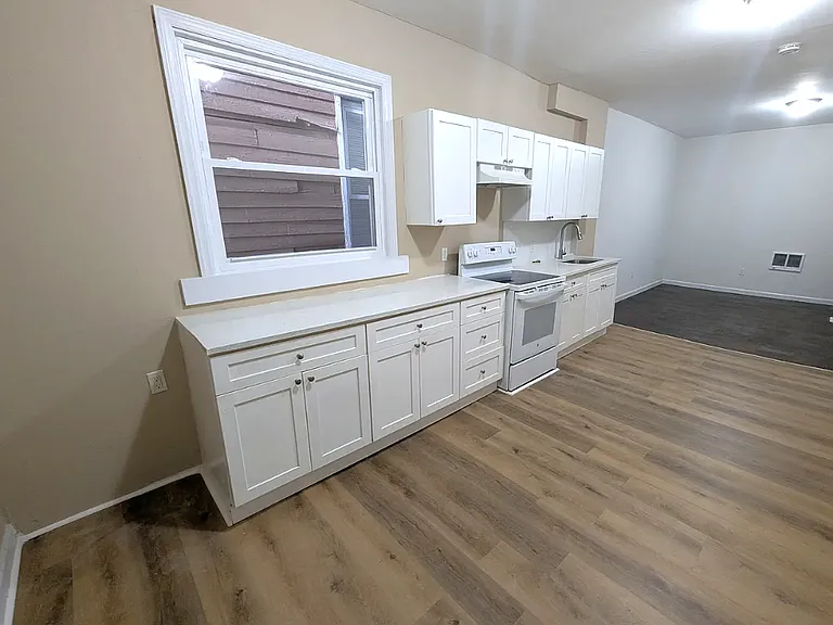 152 S 10th St #1 — Photo 1