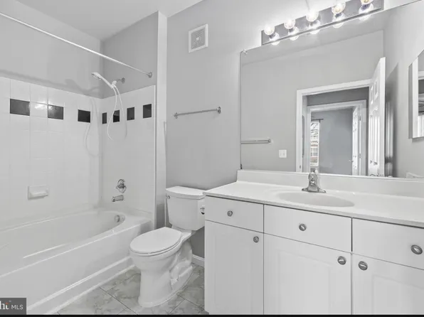 11305 Aristotle Dr APT 205, Fairfax, VA 22030