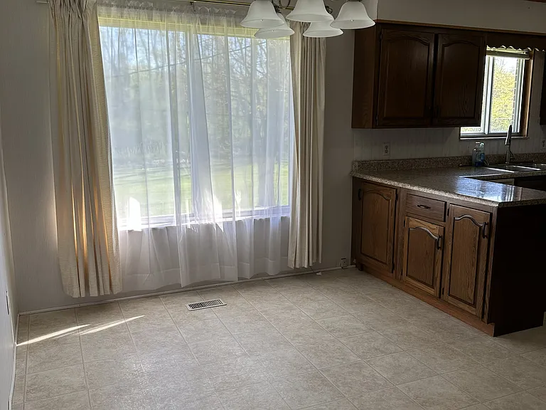 457 Jerry St — Photo 5