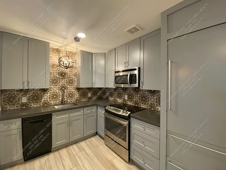 1 and 2 Bedrooms Great Location with Community Pool and Onsite Laundry! 1/2 of Mile from U of A — Photo 18