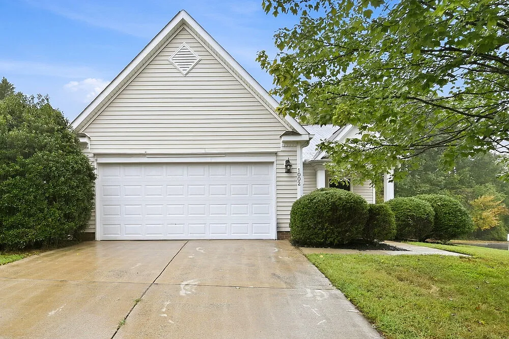 3 bed, 3.0 bath, 1480 sqft, $2,045 — Photo 2