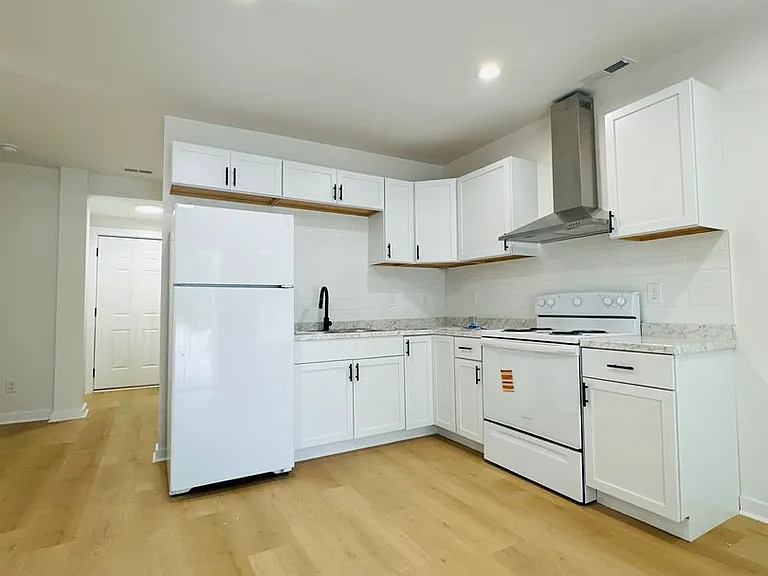 525 Smith St #Z4 — Photo 3