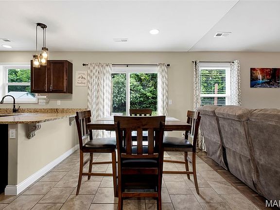 5th image of 527 Sceptre Rd