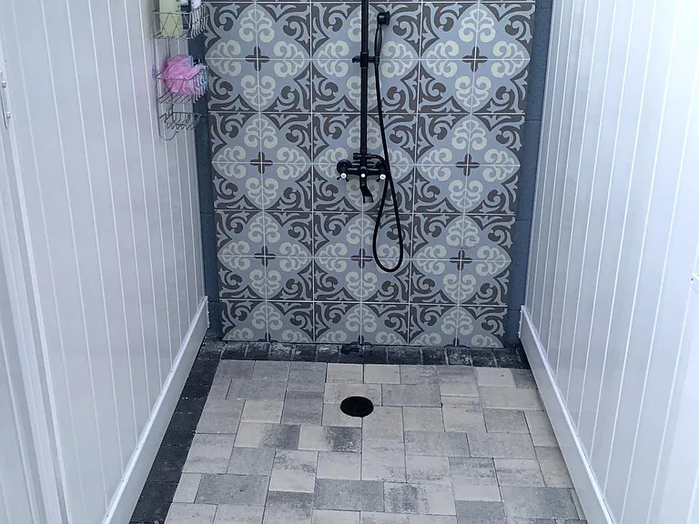 Outdoor shower (with hot water!)