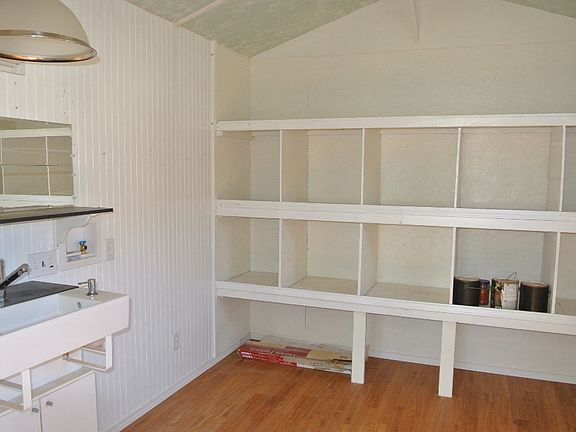 Laundry room with storage 