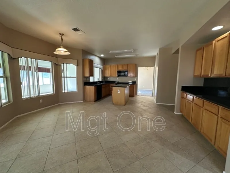 4 bed, 3.0 bath, 2759 sqft, $3,895 — Photo 4