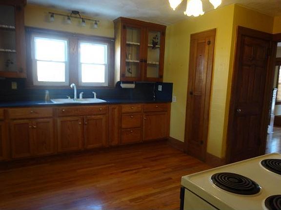 4th image of 407 Irving Ave
