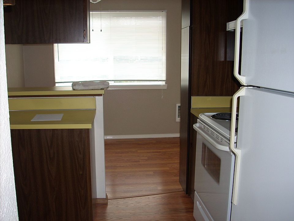 2nd image of 2820 Garden Ct #2820