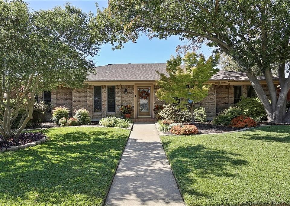 With a private interior lot on a quiet street, 1117 Desco is what you have been looking for!