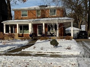 52 Cambridge Blvd, Pleasant Ridge, MI 48069