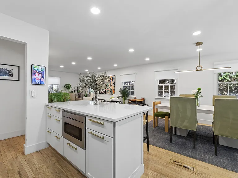 4 Lois Ave — Photo 12