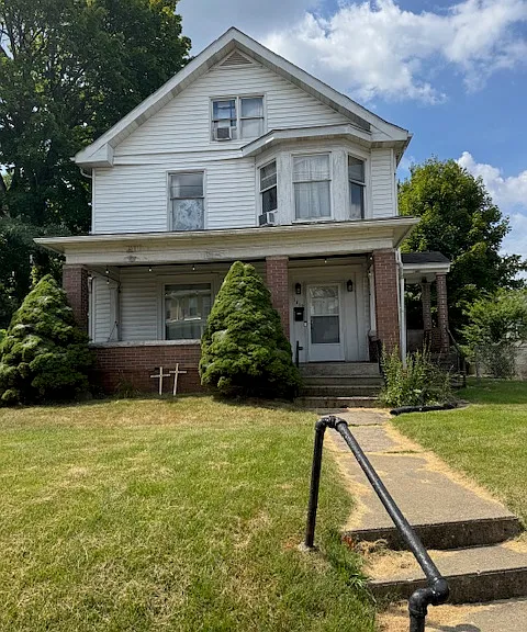 1612 Ridge Ave — Photo 2