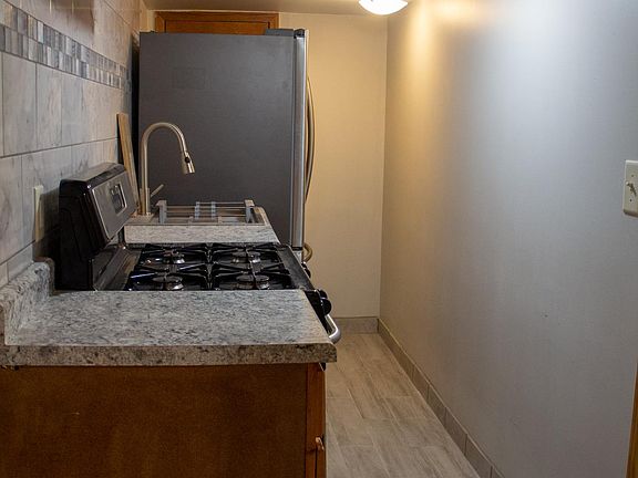 4th image of 5158 W Oakdale Ave