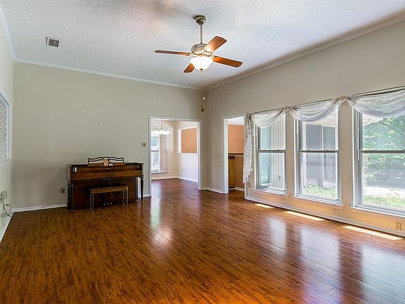 3rd image of 510 Overland Dr