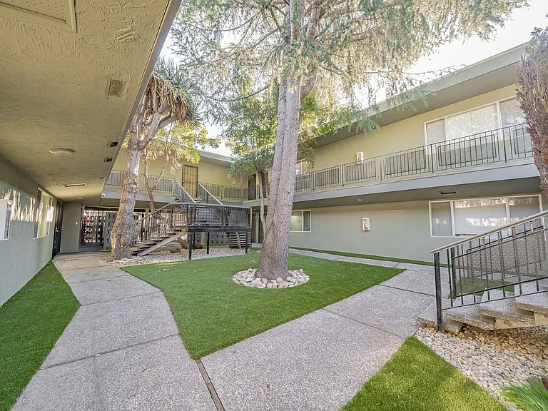 9309 Bancroft Ave — Photo 14