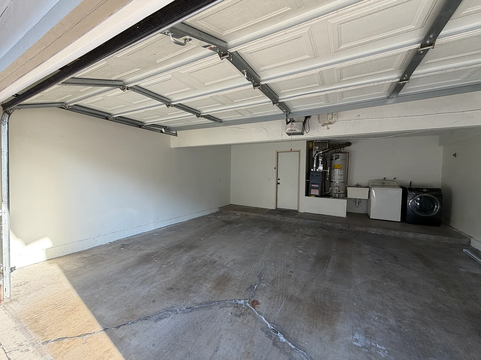 4 bed, 2.5 bath, 1343 sqft, $3,200 — Photo 3