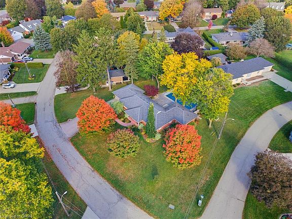 3rd image of 33 Jackson Cres