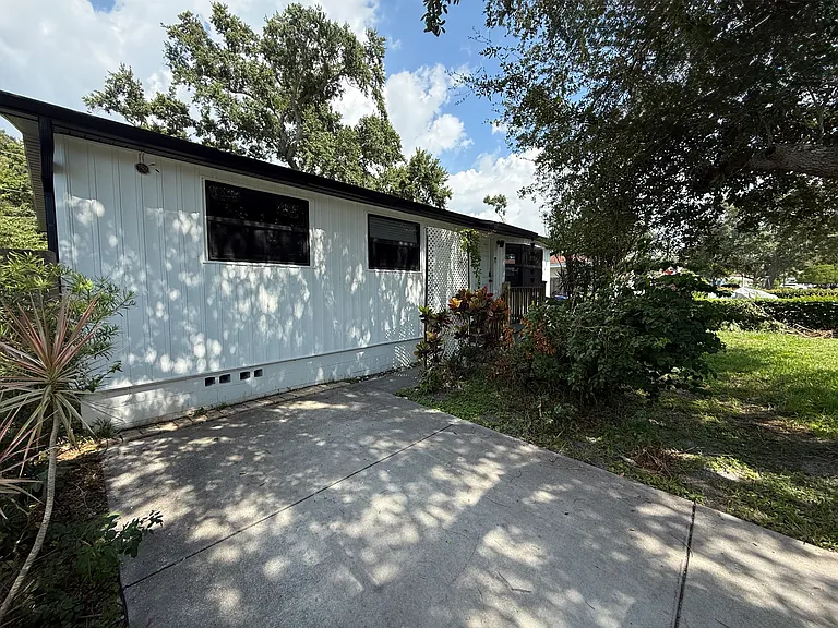 985 Cedarwood Ave — Photo 2