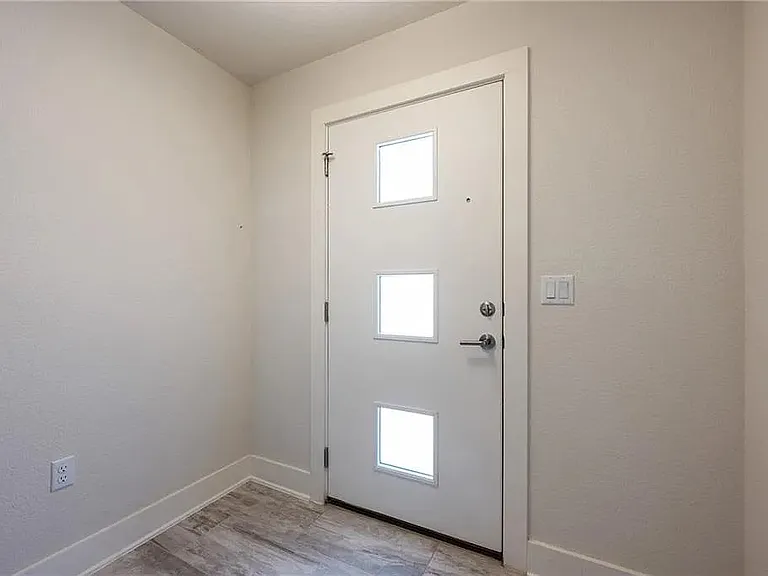 1925 Warely Ln — Photo 3