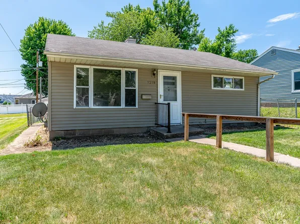 1319 W 38th Pl, Davenport, IA 52806