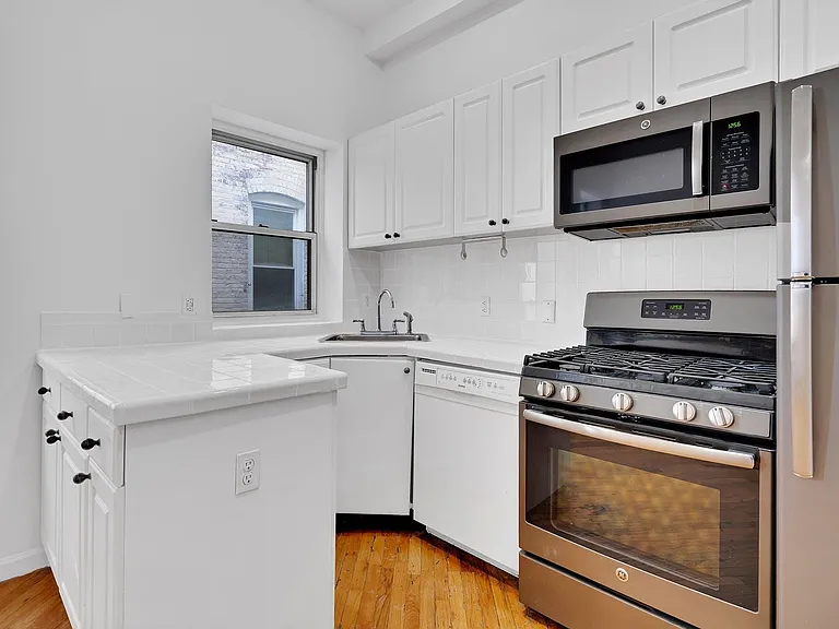 316 Hudson St #4B — Photo 9
