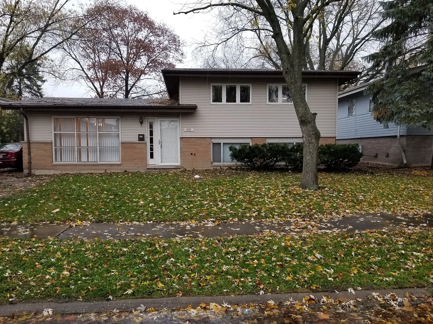 409 Sandburg St photo 1