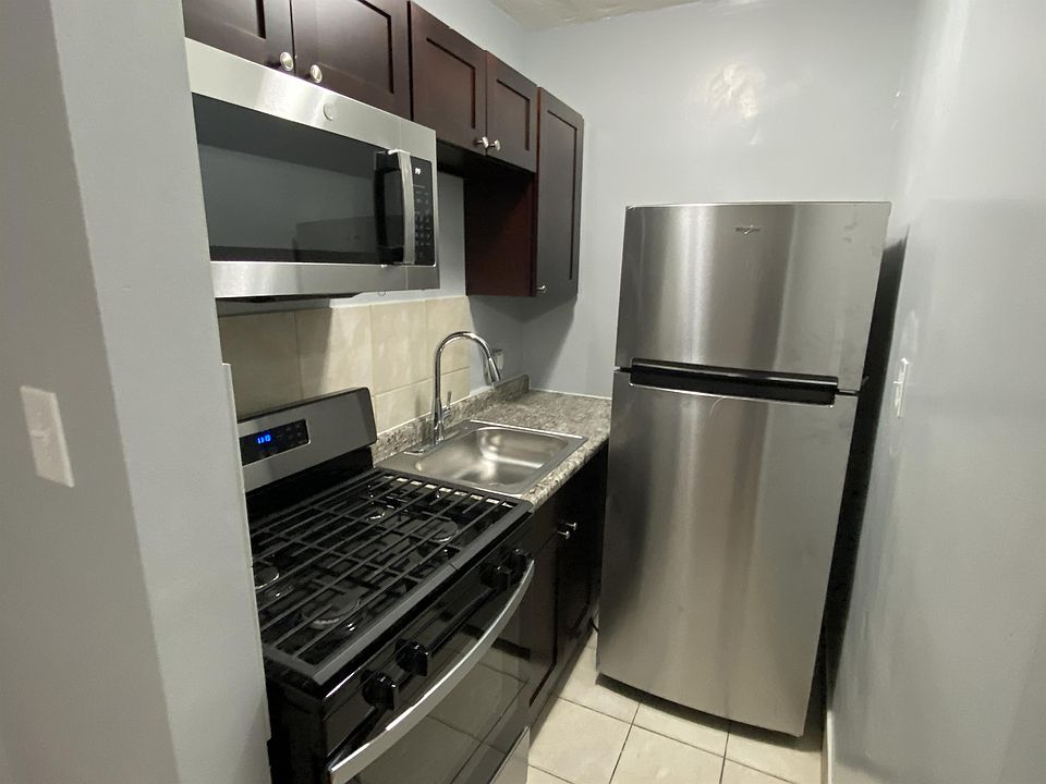 1st image of 4342 W Washington Blvd APT 206