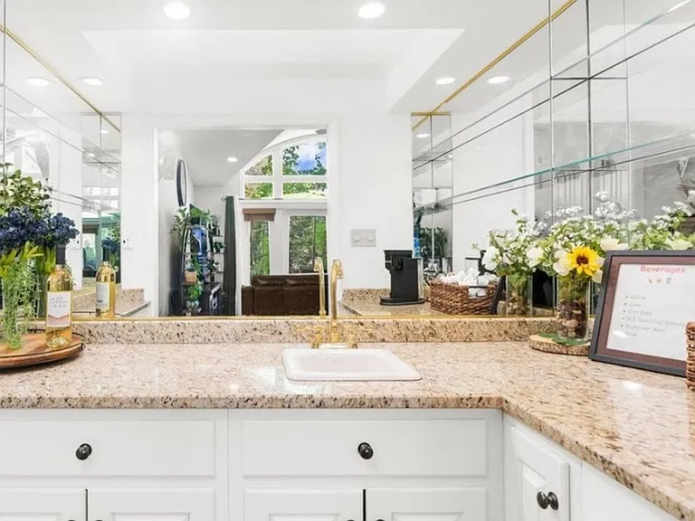 Wet bar/Coffee nook.