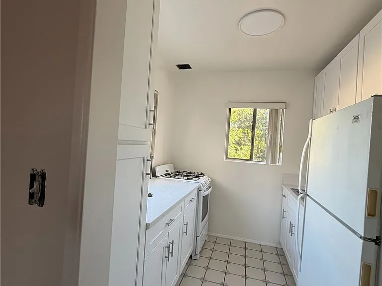 14154 Roscoe Blvd — Photo 5