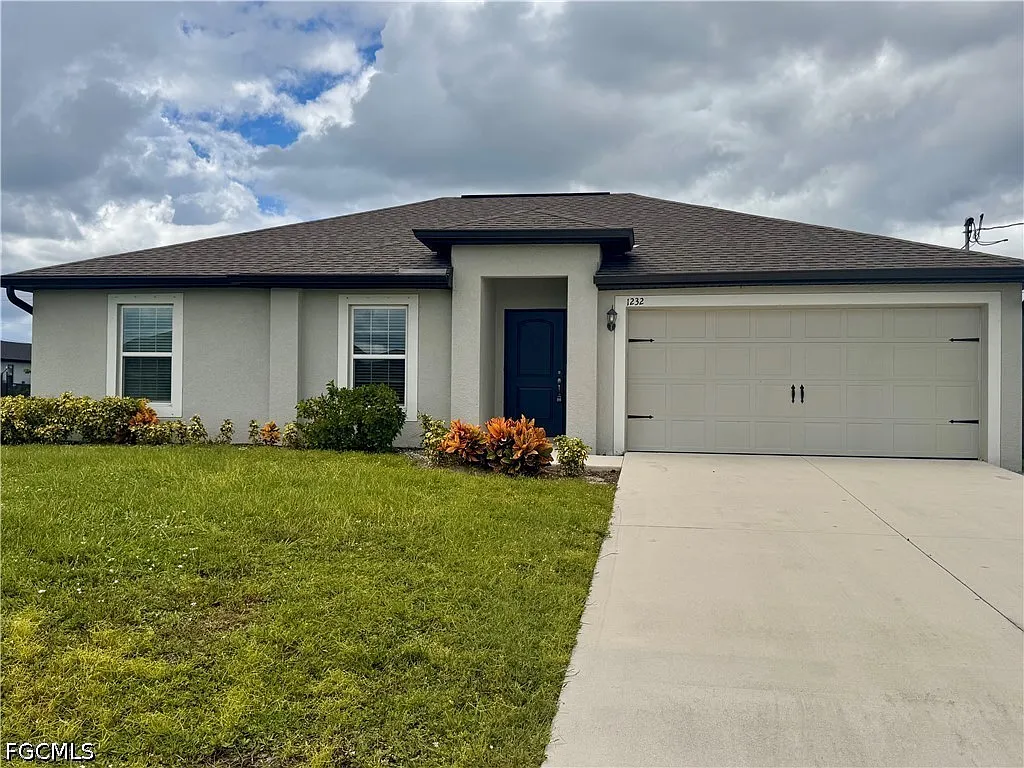 3 bed, 2.0 bath, 1270 sqft, $1,900 — Photo 1