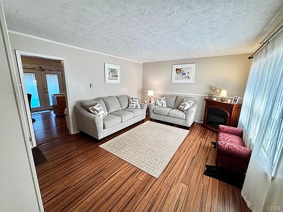 3rd image of 108 Dogwood St