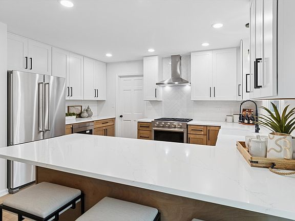 3rd image of 731 S River Rd