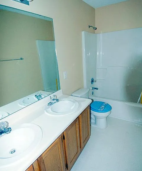Shared Hallway Bath