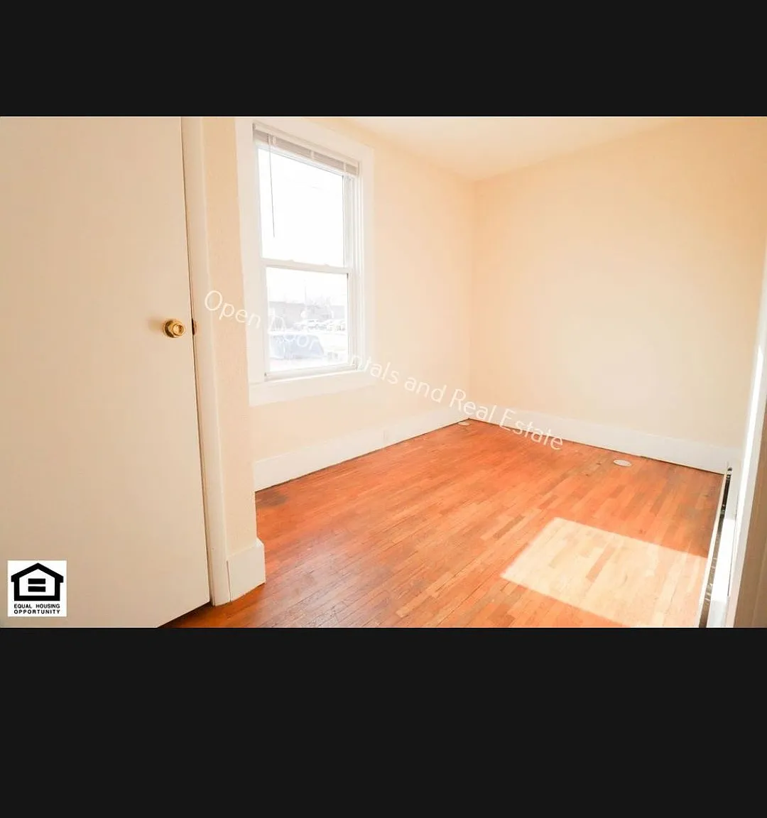 Two-Bedroom Apartment Available November 1 607 W. Monroe Street Enjoy a spacious living room and ... — Photo 3