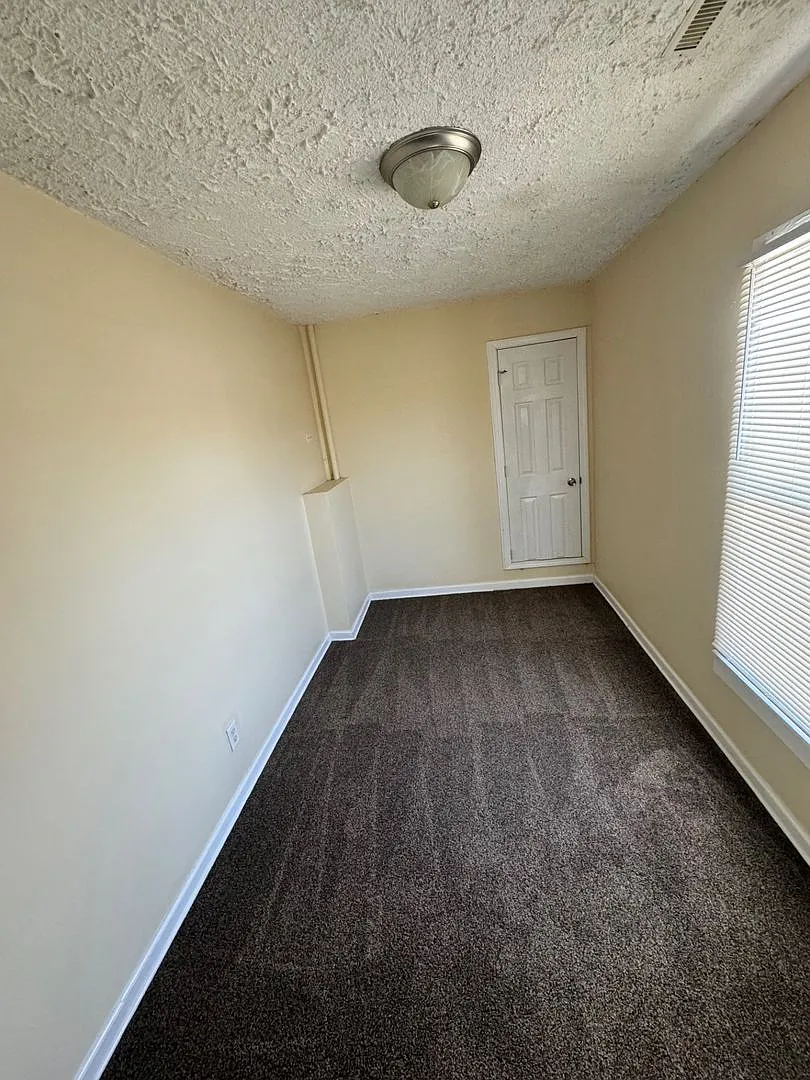 1119-1121 Crobsy St — Photo 4