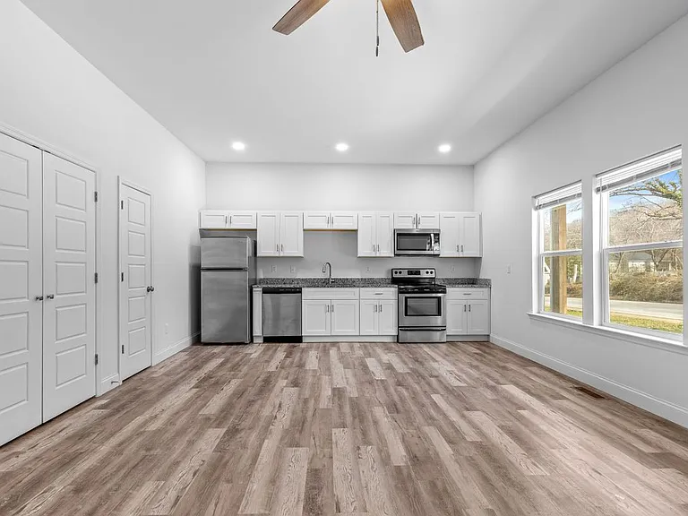 1213 N Chamberlain Ave — Photo 4