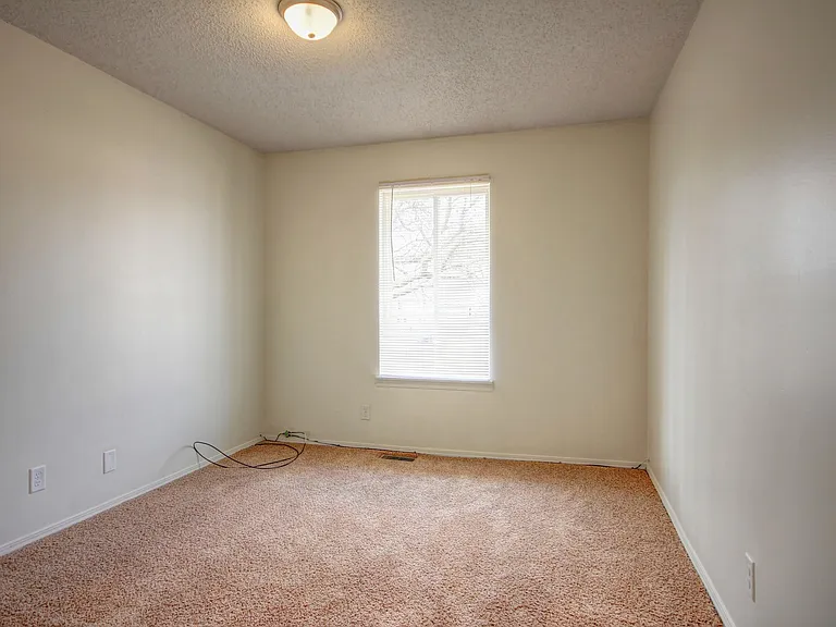 1902 Karen Ct — Photo 16