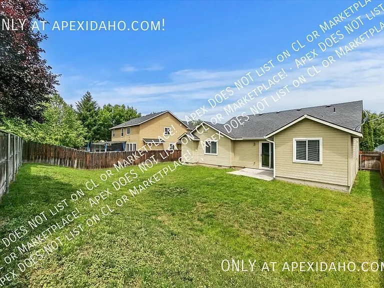 3851 N Lezana Ave — Photo 31