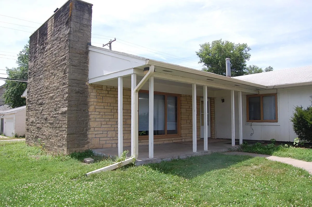 4 bed, 2000 sqft, $1,749 — Photo 1