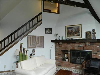 3rd image of 16 Essex Cir