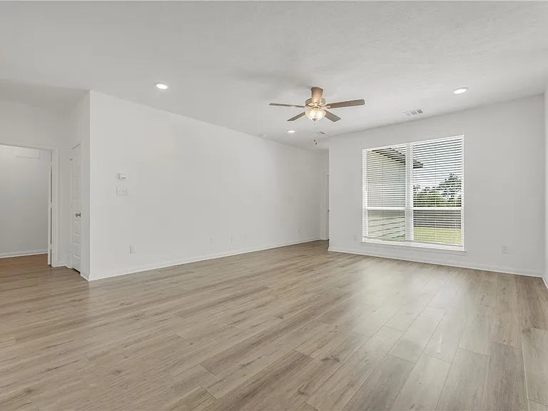 1386 Kingsgate Dr — Photo 5